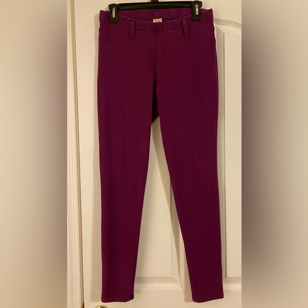 Leggings, plum, back pockets, size medium💜🩷
